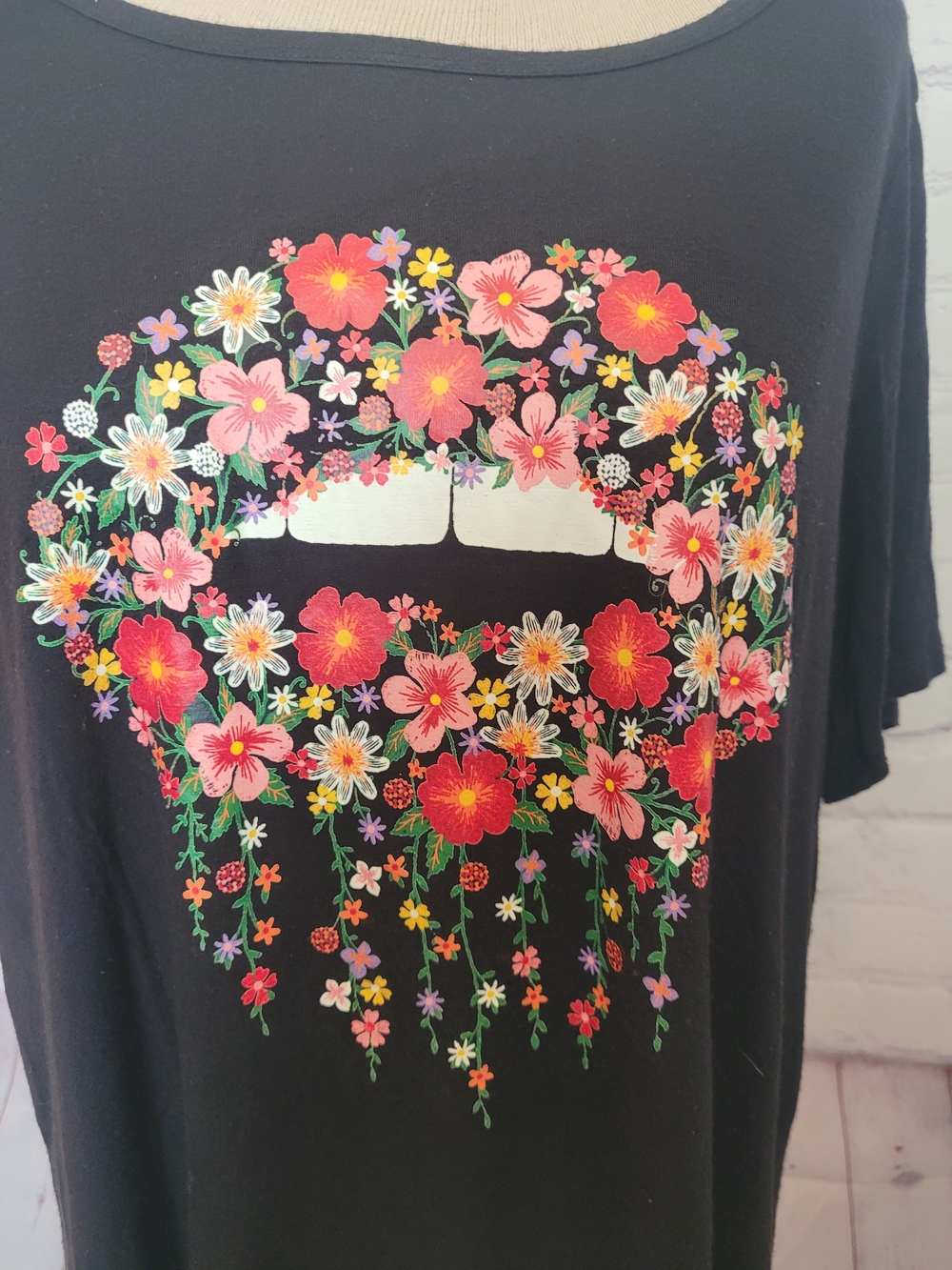 Savanna Jane Size Medium Black Graphic Tshirt Lips/Mouth Flowers Rock N Roll